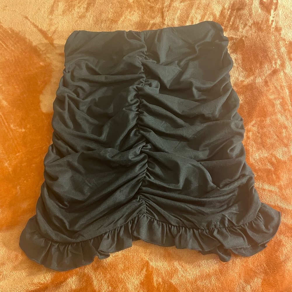 Black scrunched skirt, never used, ticket still attached. Size Medium